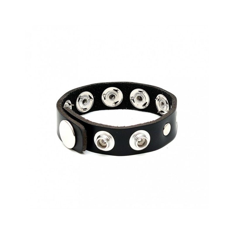 Anneau avec rivets et piquants à l'intérieur